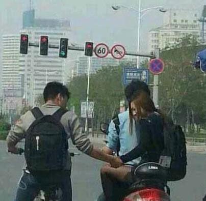 搞笑图片幽默段子笑话：兄弟看后面你女朋友要跟别人跑了！