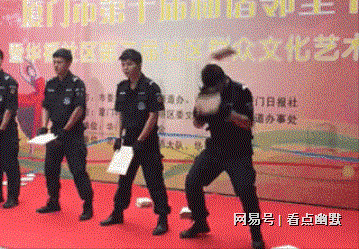 冷笑话大全：这么强大的啦啦队真是让人耳目一新啊！(图3)