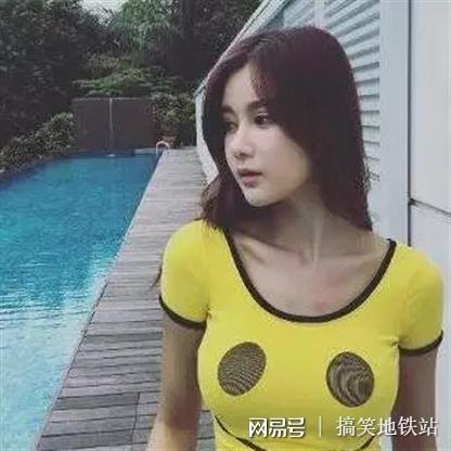 熊猫体育网站：幽默集锦：妹子在看什么这么认真啊(图2)