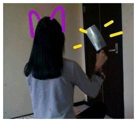 九游娱乐：搞笑图片幽默段子笑话：拿菜刀的妹子一点都不可爱(图2)