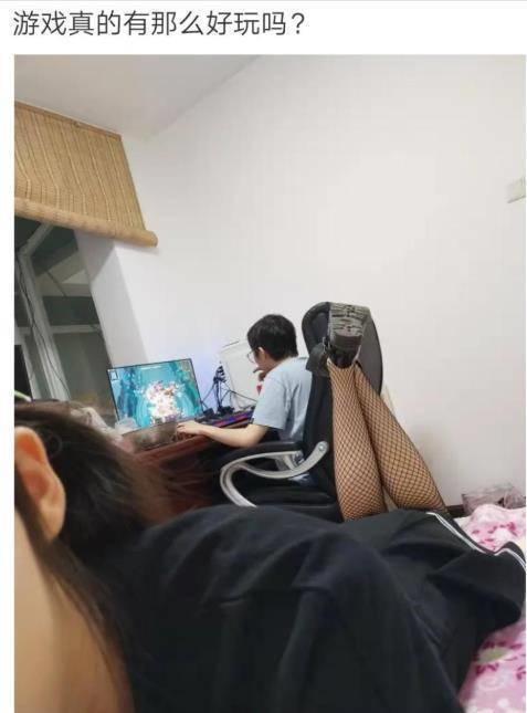 搞笑GIF段子：这饭局不便宜啊！还好我是吃软饭的老板娘结账(图1)