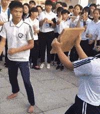 搞笑GIF段子：这饭局不便宜啊！还好我是吃软饭的老板娘结账(图2)