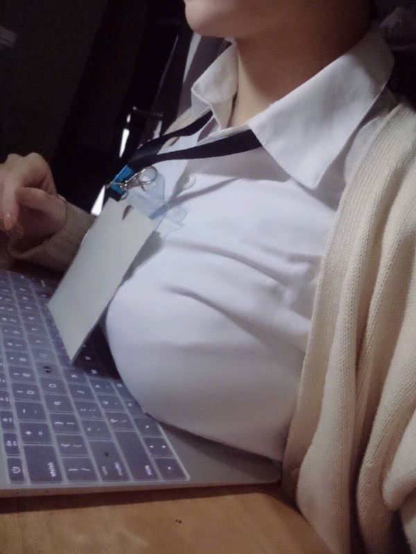 九游娱乐：搞笑图片内涵段子：体育老师教导我们立定跳远时身体不要后仰(图1)