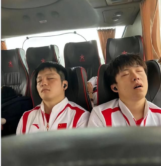 爆笑全程!盛李豪夺冠樊振东王楚钦打盹(图10)