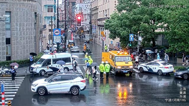 “普拉桑”肆虐申城宁波路积水严重应急部门火速行动(图1)