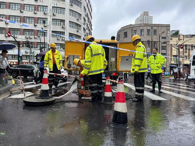 “普拉桑”肆虐申城宁波路积水严重应急部门火速行动(图2)