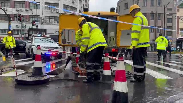 “普拉桑”肆虐申城宁波路积水严重应急部门火速行动(图4)