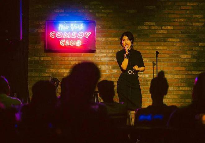 九游娱乐：从打压教育中逆袭的华裔脱口秀女星她的段子扎中多少东亚小孩？(图10)