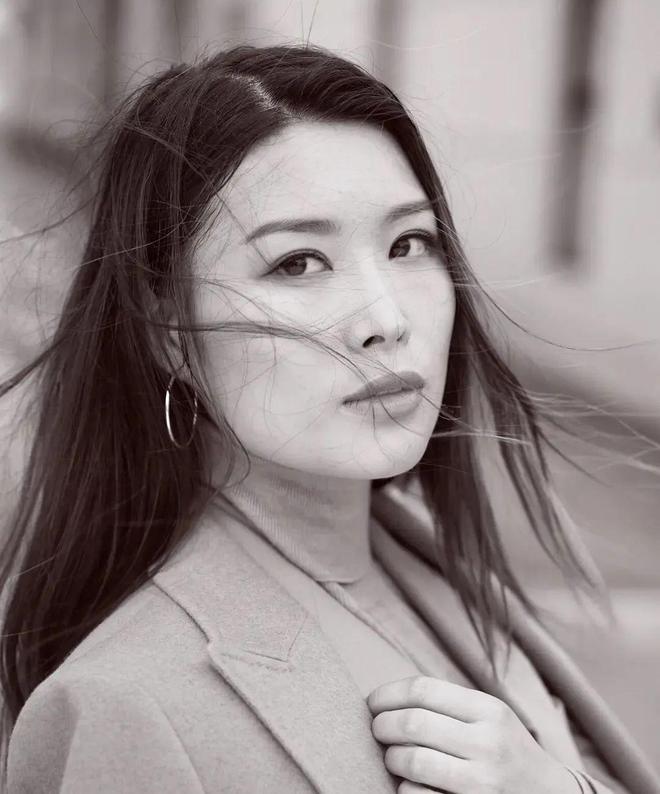九游娱乐：从打压教育中逆袭的华裔脱口秀女星她的段子扎中多少东亚小孩？(图12)