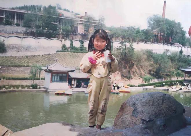 九游娱乐：从打压教育中逆袭的华裔脱口秀女星她的段子扎中多少东亚小孩？(图4)