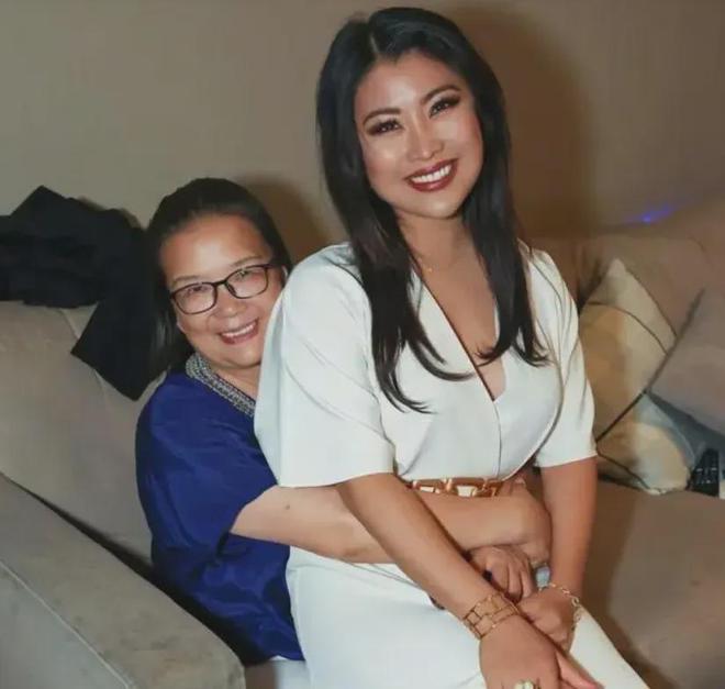 九游娱乐：从打压教育中逆袭的华裔脱口秀女星她的段子扎中多少东亚小孩？(图14)