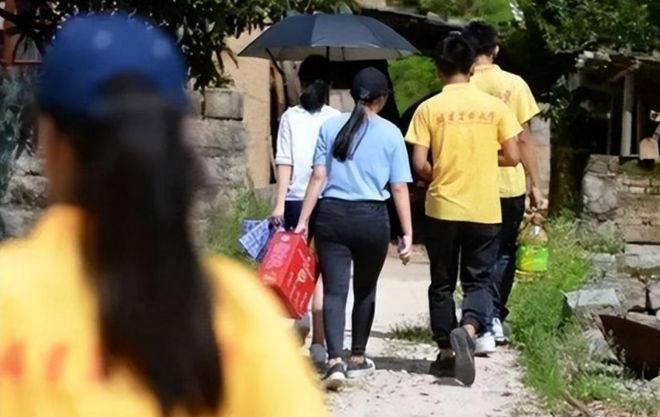 为了凑钱上学甘肃农村女孩给马云寄母鸡惨遭拒绝后竟一哭成名(图17)