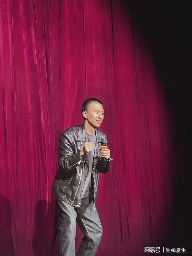九游娱乐：沉寂许久的脱口秀杀出一匹黑马学历大专却被星爷公开喊话(图5)