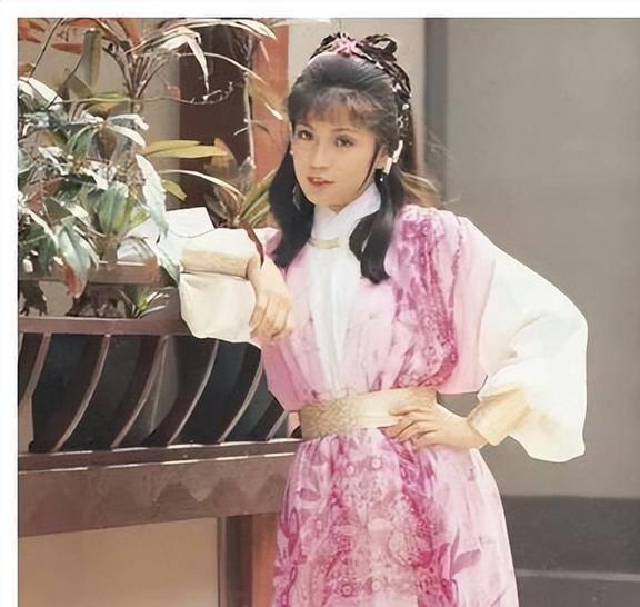 金庸给了她绝美的容貌完美的丈夫可她却将自己活成了笑话(图5)
