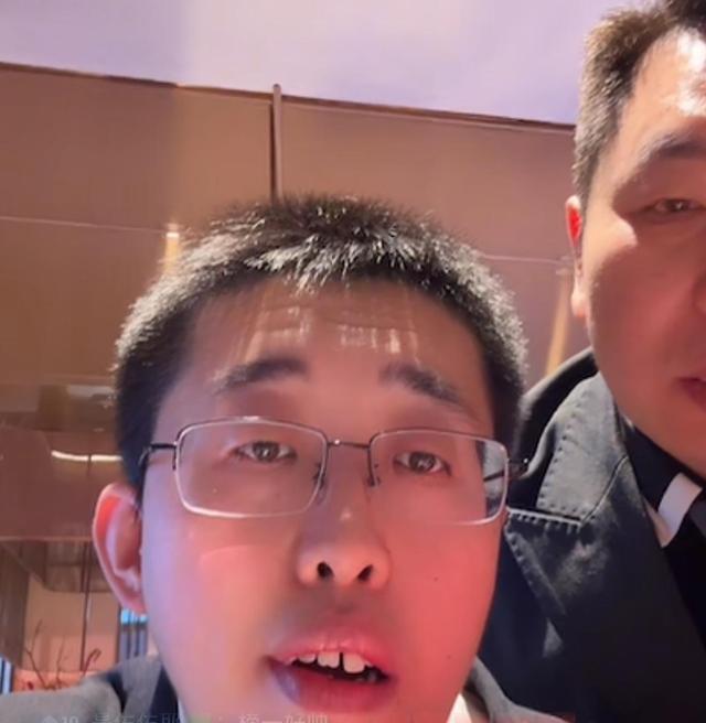 九游娱乐：被麻六记济南店活宝笑死一天没培训直接上岗直播连保洁都不放过(图2)