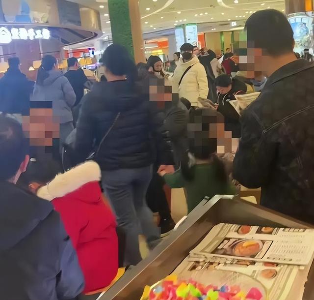 九游娱乐：被麻六记济南店活宝笑死一天没培训直接上岗直播连保洁都不放过(图5)