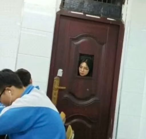九游娱乐：拍学生搞笑爆火的“老师网红”剧情大反转让全网都后怕(图11)