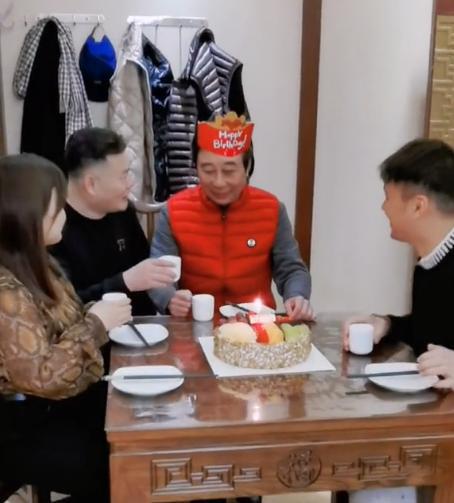 冯巩67岁生日现场曝光！徒弟贾玲惊喜现身寿宴朴素只有亲近之人(图2)