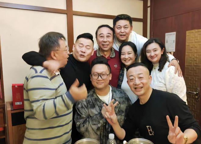 冯巩67岁生日现场曝光！徒弟贾玲惊喜现身寿宴朴素只有亲近之人(图4)