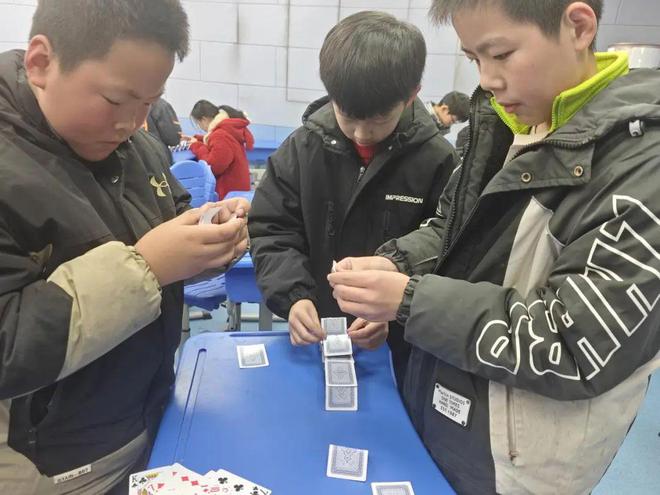 巧手搭纸牌合作建高塔潢川县付店中心小学五年级科学活动比赛