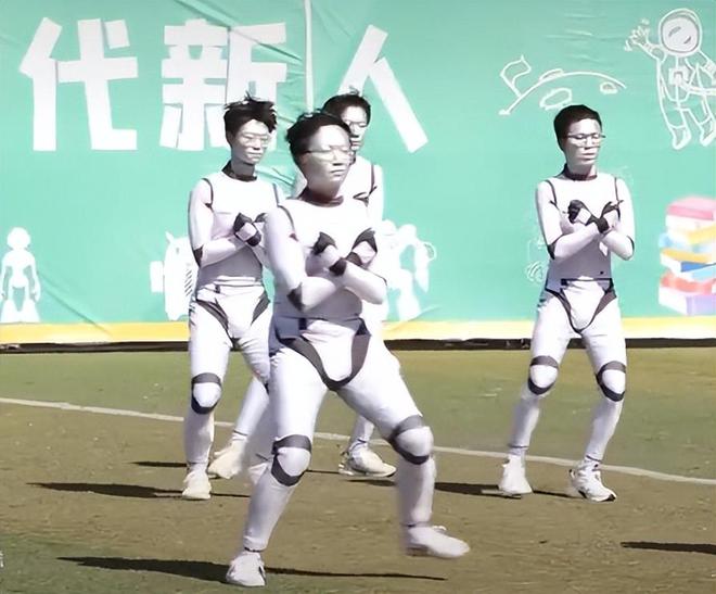 九游娱乐NineGame：笑喷了！河南理工运动会漏洞百出引热议！网友：比春晚好看多了！(图4)