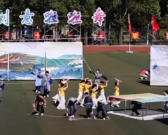 九游娱乐NineGame：笑喷了！河南理工运动会漏洞百出引热议！网友：比春晚好看多了！(图7)