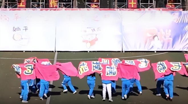 九游娱乐NineGame：笑喷了！河南理工运动会漏洞百出引热议！网友：比春晚好看多了！(图10)