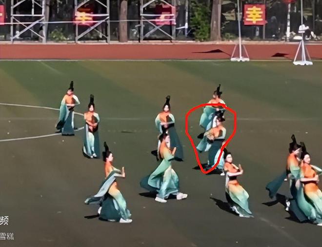 九游娱乐NineGame：笑喷了！河南理工运动会漏洞百出引热议！网友：比春晚好看多了！(图11)