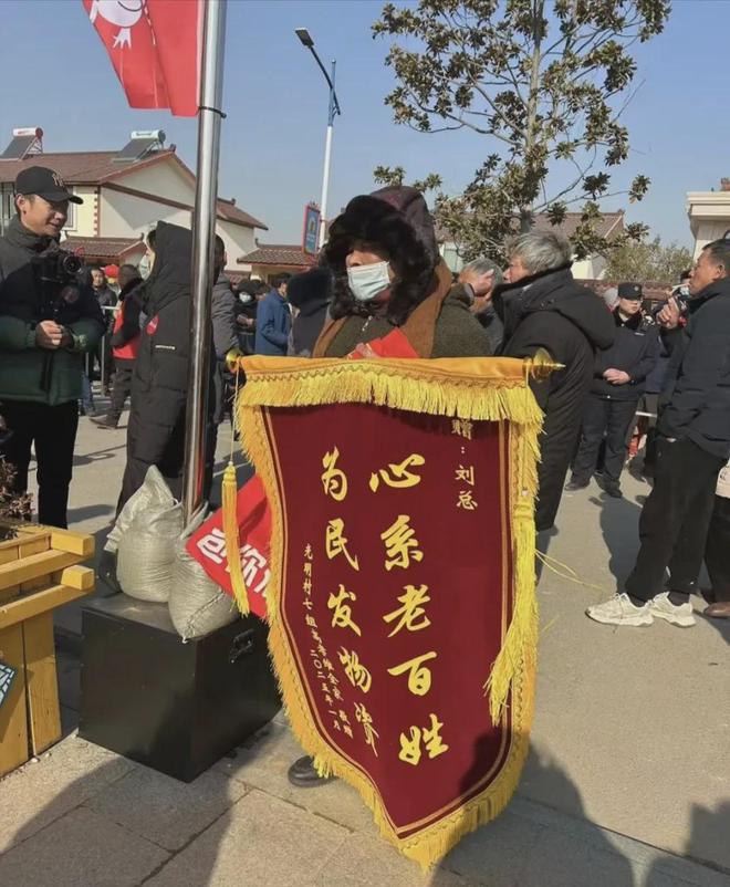 刘强东现金回乡特警护送千万！背后故事惊人！(图4)
