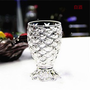 老大爷和别人喝白酒线字节）