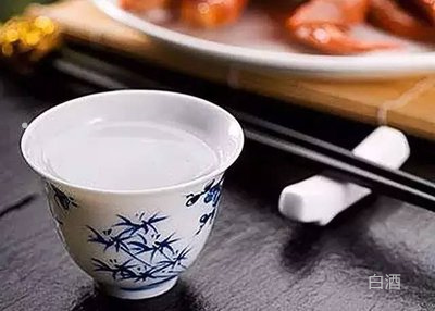 老大爷和别人喝白酒线字节）(图2)