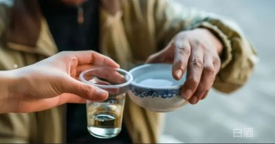 老大爷和别人喝白酒线字节）(图3)