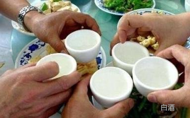 老大爷和别人喝白酒线字节）(图5)