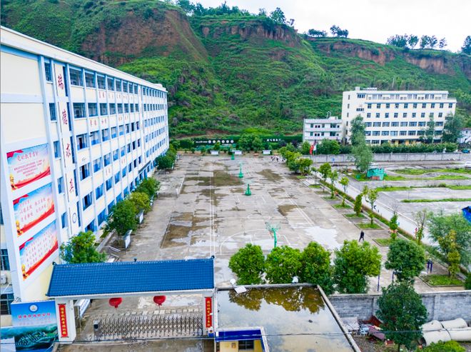 九游娱乐：低进高出！镇雄这所高中2024年秋季期末考试取得较大进步！(图3)