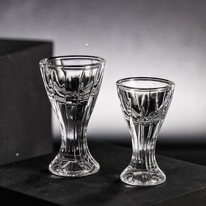外国人喝中国白酒搞笑：喜剧场景中外国人尝试中国白酒