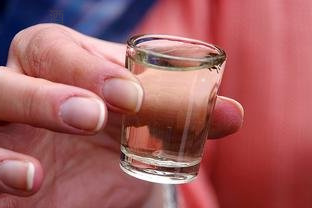 外国人喝中国白酒搞笑：喜剧场景中外国人尝试中国白酒(图2)