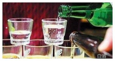 外国人喝中国白酒搞笑：喜剧场景中外国人尝试中国白酒(图4)