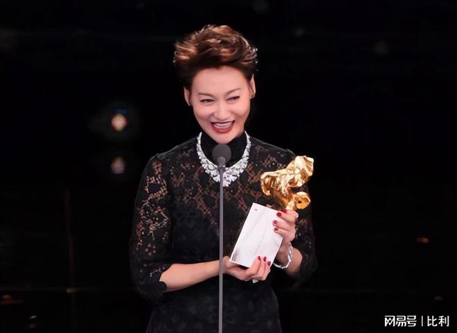 九游娱乐NineGame：脸上缝89针2个月骨裂6次惠英红的敬业打了多少流量明星的脸(图15)