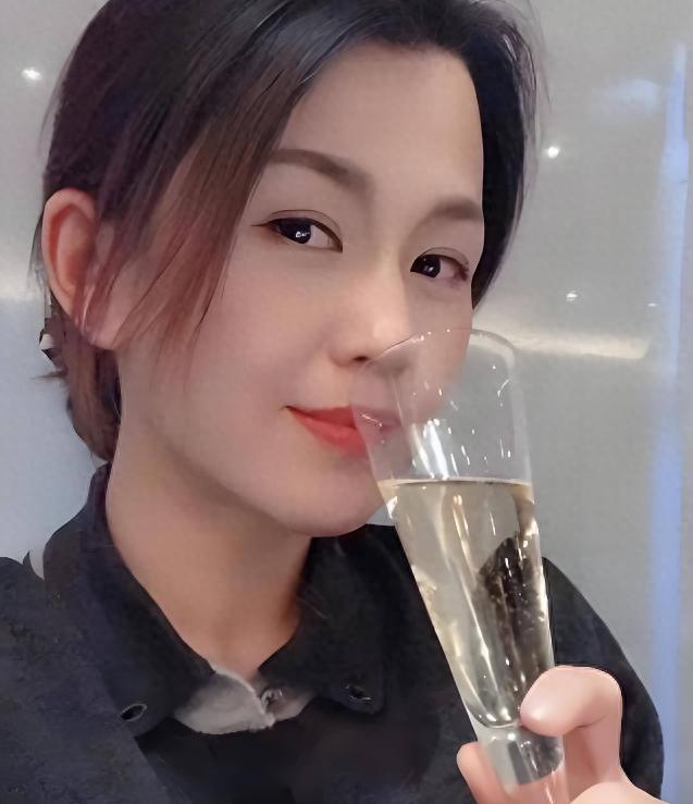 她23岁继承数十亿资产身家是王思聪的十倍美貌气质不输章泽天(图1)