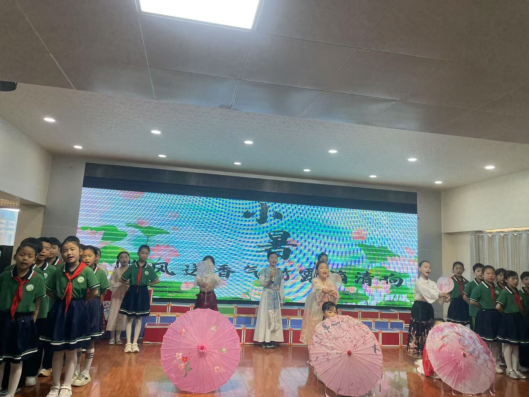 节气吟风雅经典颂华章——西南街小学成功举办第三届读书节诵读展示活动(图3)