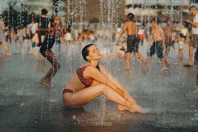 Nirish写真广场喷泉中尽情戏水(图3)