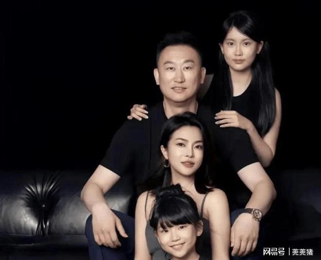 九游娱乐NineGame：刘维伟离婚风波升级青岛队主帅私生活引关注。(图4)