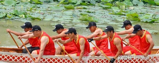太搞笑了！辽宁队龙舟赛意外翻船评论区笑翻全场！(图2)