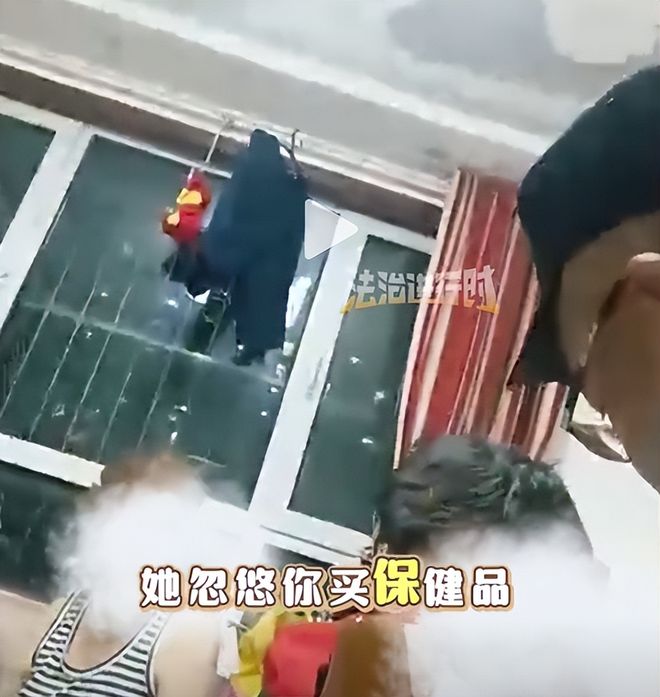 70岁大爷微信“近万美女”288个置顶！民警全删！网友：天塌了