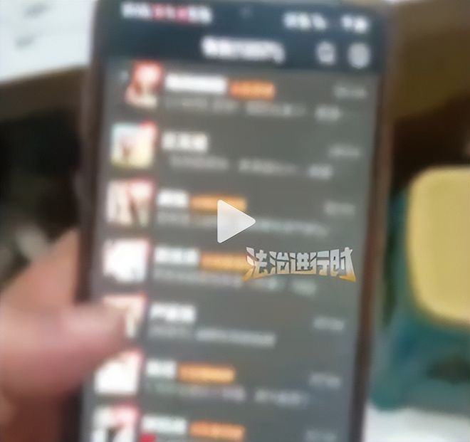 70岁大爷微信“近万美女”288个置顶！民警全删！网友：天塌了(图3)