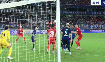 中超争议判罚！河南2球失而复得VAR介入媒体人：边裁载入史册(图5)
