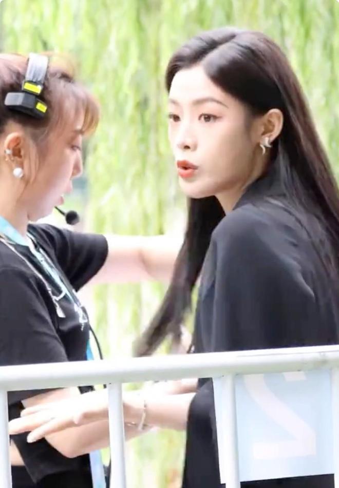 九游娱乐：国际电影周红毯被土里土气的郝蕾惊艳不穿暴露礼服却艳压全场(图8)