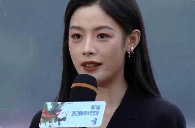 九游娱乐：国际电影周红毯被土里土气的郝蕾惊艳不穿暴露礼服却艳压全场(图7)