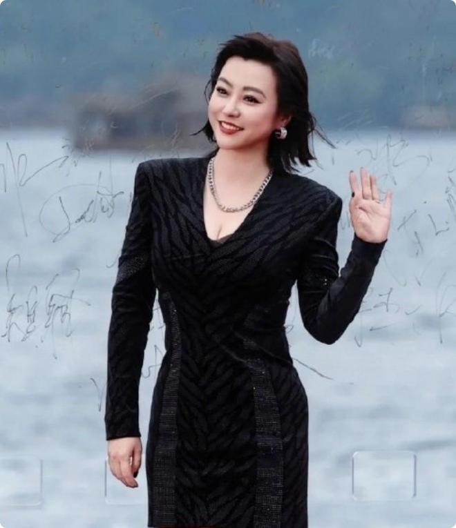 九游娱乐：国际电影周红毯被土里土气的郝蕾惊艳不穿暴露礼服却艳压全场(图2)