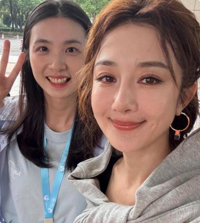 九游娱乐：国际电影周红毯被土里土气的郝蕾惊艳不穿暴露礼服却艳压全场(图9)